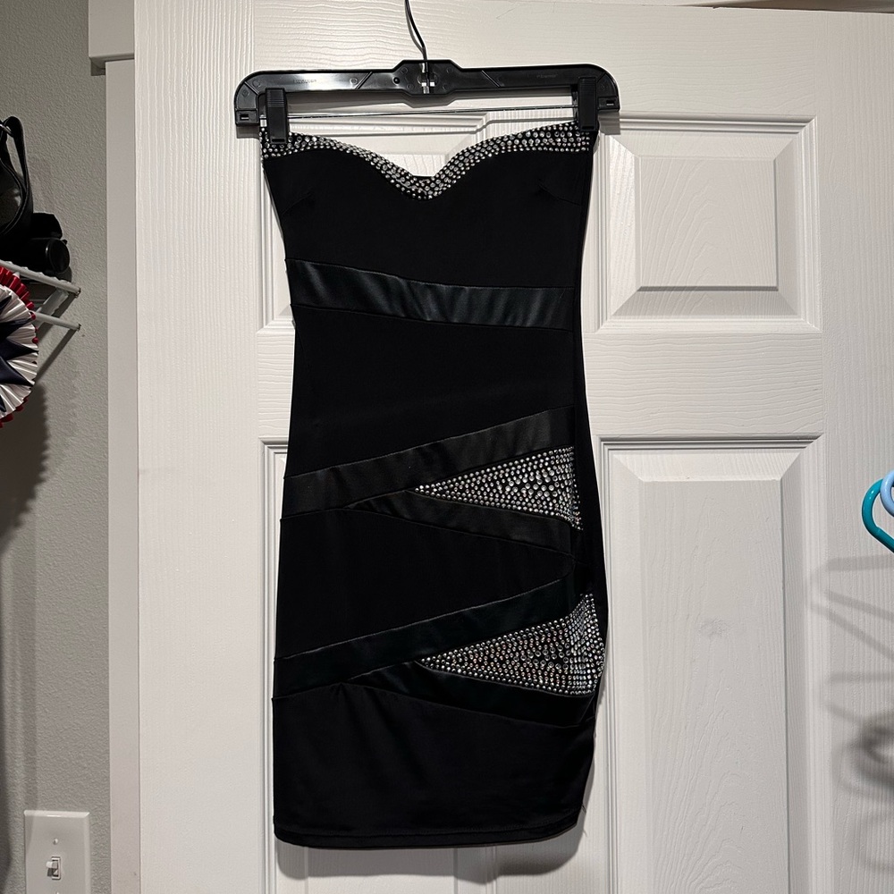 Elegant Black Strapless Dress